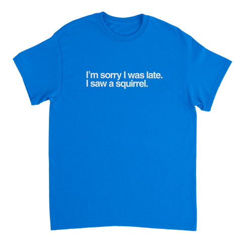 Blå T-shirt med text Sorry I was late I saw a squirrel