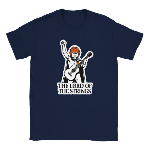Grafiskt motiv av popstjärna som fantasyhjälte på marinblå t-shirt