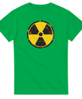 Gulsvart varningsmärke för radioaktivitet på en grön t-shirt