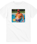 Satirisk illustration av Donald Trump i pool med drink – vit t-shirt