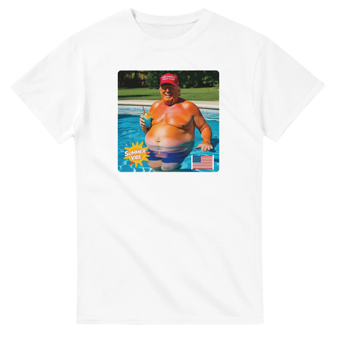 Satirisk illustration av Donald Trump i pool med drink – vit t-shirt