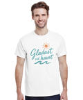 Man bär vit t-shirt med handskrivet citat om havet och solen