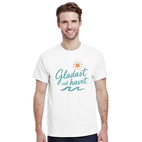 Man bär vit t-shirt med handskrivet citat om havet och solen