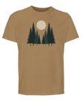 Skogsmotiv med tallar och fullmåne på brun ekologisk t-shirt.