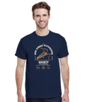 Man bär marinblå t-shirt med humoristiskt motiv av en lyxkryssning