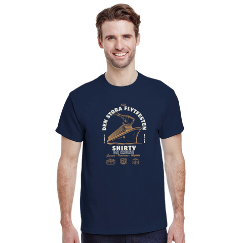 Man bär marinblå t-shirt med humoristiskt motiv av en lyxkryssning