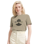 Stiliserat svart träd med ljudvågor på beige ekologisk t-shirt, minimalistisk design.