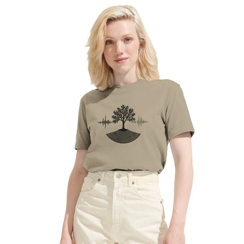 Stiliserat svart träd med ljudvågor på beige ekologisk t-shirt, minimalistisk design.