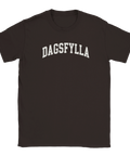 DAGSFYLLA" text i vit college-stil på mörkbrun t-shirt.