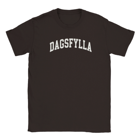 DAGSFYLLA" text i vit college-stil på mörkbrun t-shirt.