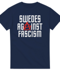 Klassiskt antifascistiskt motiv med vit text och röd symbol på marinblå t-shirt