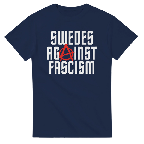 Klassiskt antifascistiskt motiv med vit text och röd symbol på marinblå t-shirt