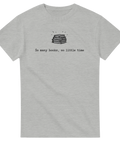 Stapel böcker med texten "So many books, so little time" på grå t-shirt.