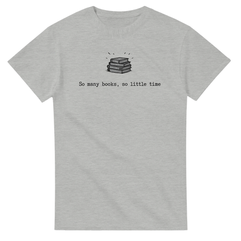 Stapel böcker med texten "So many books, so little time" på grå t-shirt.
