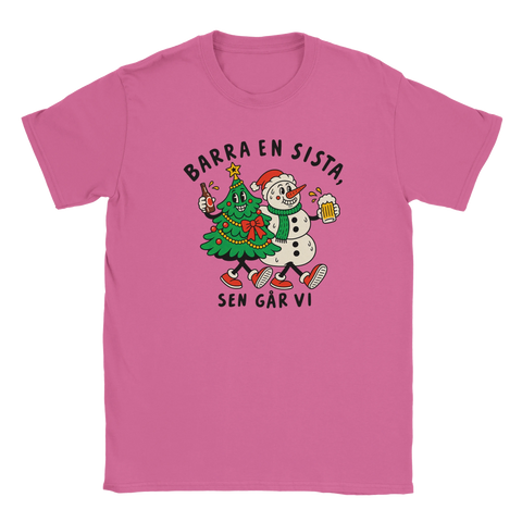 Rosa t-shirt med en julgran och snögubbe som skålar och texten ”Barra en sista, sen går vi”.