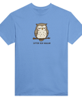Tecknad uggla med slutna ögon på gren, text "SITTER OCH UGGLAR", på ljusblå t-shirt.