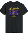 Los Angeles 24 USA texttryck i gult och lila på en svart t-shirt, sportig college-stil.