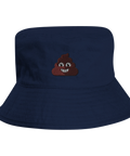 Marinblå bucket hat med broderad humoristisk bajs-emoji på framsidan