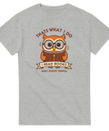 Tecknad uggla med glasögon läser bok, text "I READ BOOKS AND I KNOW THINGS" på grå T-shirt.