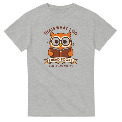 Tecknad uggla med glasögon läser bok, text "I READ BOOKS AND I KNOW THINGS" på grå T-shirt.
