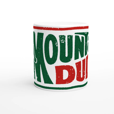 Närbild på Mountain Dude tryck i grönt och rött – humoristisk mugg