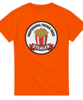 Orange t-shirt med en illustrerad badge i kaxig och lättsam stil