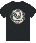 Retro badge-design med en stolt tupp och kaxig ordvits – rolig t-shirt