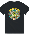 Retro badge-design med dansande groda och midsommarstång på mörk t-shirt