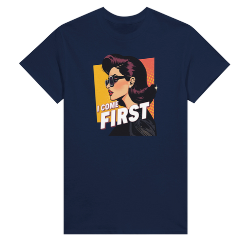 Pop art-illustration av kaxig kvinna i solglasögon – grafisk t-shirt