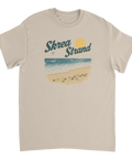 Vintagedesign med illustration av hav och strand på sandfärgad t-shirt
