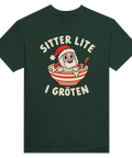 Mörkgrön t-shirt med en tomte i julgröt och texten ”Sitter lite i gröten”.