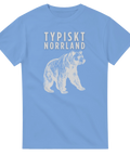 Vandrande björn och text "TYPISKT NORRLAND" i vitt på ljusblå t-shirt.