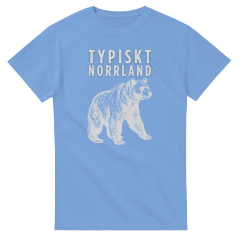Vandrande björn och text "TYPISKT NORRLAND" i vitt på ljusblå t-shirt.