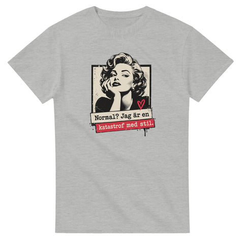 Grå t-shirt med kvinnoporträtt och texten ”Normal? Jag är en katastrof med stil.”