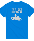 Snöskoter med förare och texten "TYPISKT NORRLAND" i vitt tryck på en klarblå t-shirt.
