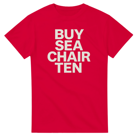Röd t-shirt med texten BUY SEA CHAIR TEN i fyra rader.