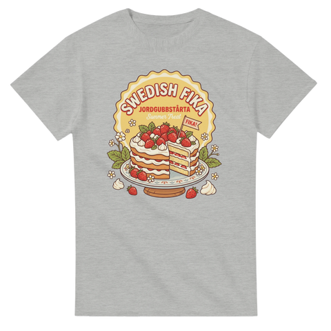 Somrigt fika-motiv med texten Jordgubbstårta på ljusgrå t-shirt