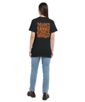 Stilsäker t-shirt för mammor med ett kaxigt budskap i orange vintage-stil