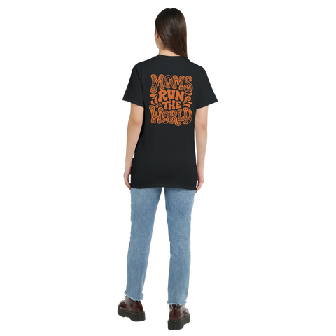 Stilsäker t-shirt för mammor med ett kaxigt budskap i orange vintage-stil