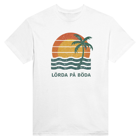 Grafiskt semestermotiv med texten Lörda på Böda på vit t-shirt