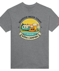Retro campingmotiv med husvagn, öl, solhatt, text "BEHÖVER INGEN TERAPI FÖR JAG HAR BÖDA CAMPING" på grå t-shirt.