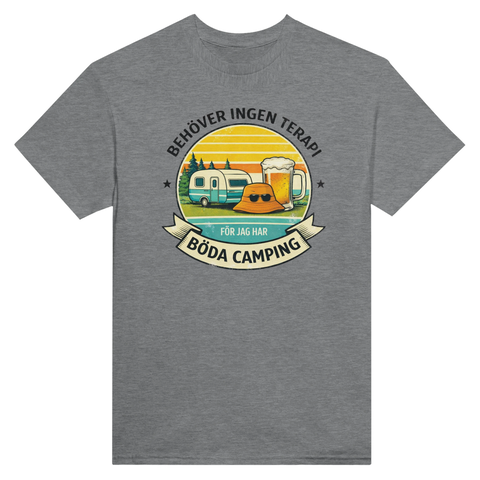 Retro campingmotiv med husvagn, öl, solhatt, text "BEHÖVER INGEN TERAPI FÖR JAG HAR BÖDA CAMPING" på grå t-shirt.