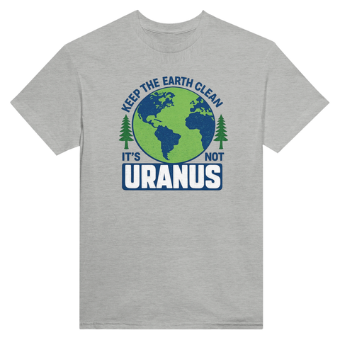 Jordenmotiv "Keep the Earth Clean it's not Uranus" med träd på grå t-shirt, retrostil.