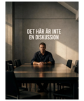Minimalistisk tavla med text i editorial-stil hängandes i ett modernt vardagsrum med naturligt ljusinsläpp.