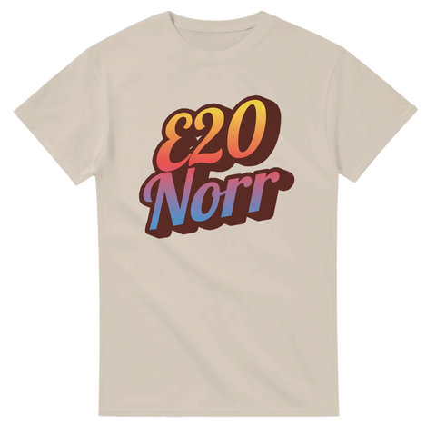 Beige t-shirt med tidlös grafisk illustration av texten E20 Norr