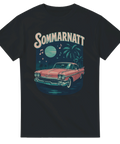 Svart t-shirt med texten "Sommarnatt" och motiv av bil, palmer och måne

