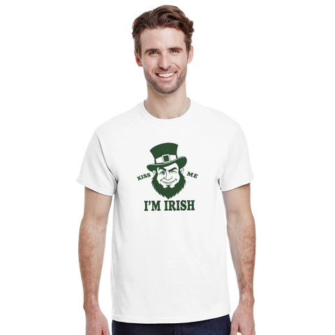 Grön leprechaun med texten "Kiss Me I'm Irish" på vit t-shirt.