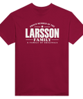 Vinröd t-shirt med texten Larsson – A Family of Originals