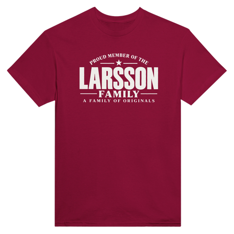 Vinröd t-shirt med texten Larsson – A Family of Originals
