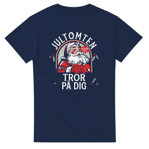 Humoristiskt julmotiv med jultomten som pekar på en marinblå t-shirt